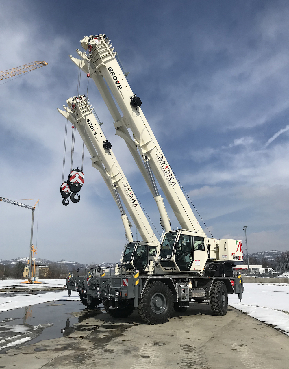 The Italian company Officine Dandrea buys four Grove allterrain cranes