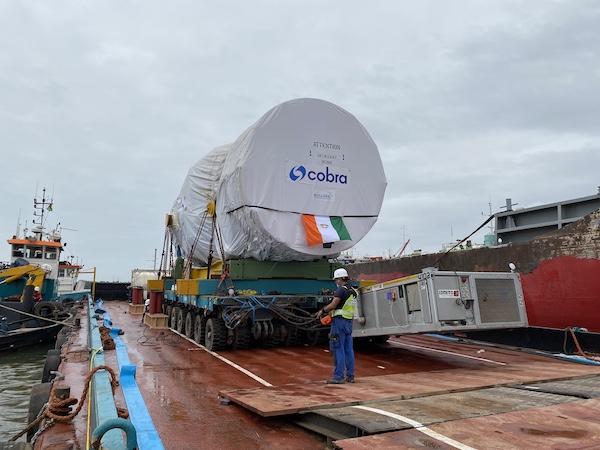 After a long travel the heavyweight elements arrives by ship and specialists from Bollore and Marine Maroc receive them for unloading. copy