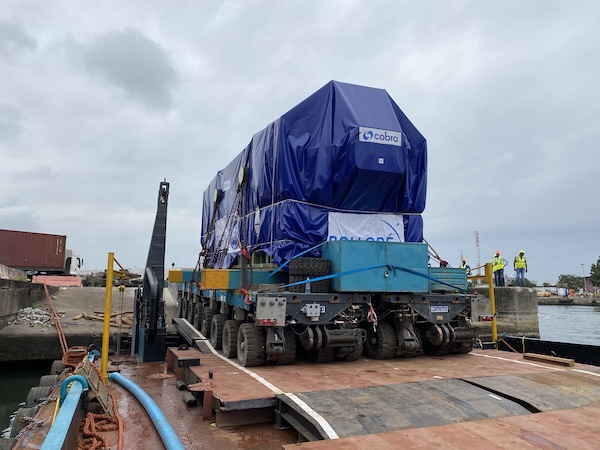 The self propelled unit SPMT loads also the 295 tons generator and makes the same route a second time without any problem. copy