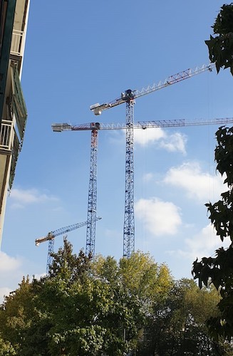 Three Raimondi flattops at work for the construction of Trilogy Towers