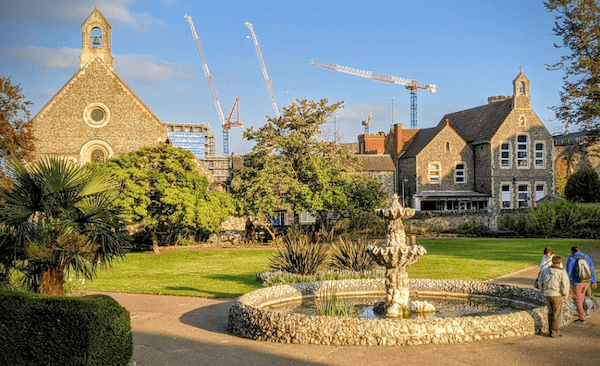 Four Raimondi cranes for Reading enormous housing development Huntley Warf support image