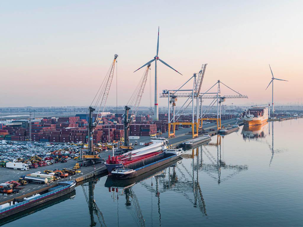 liebherr mobile harbour crane 2022 300dpi