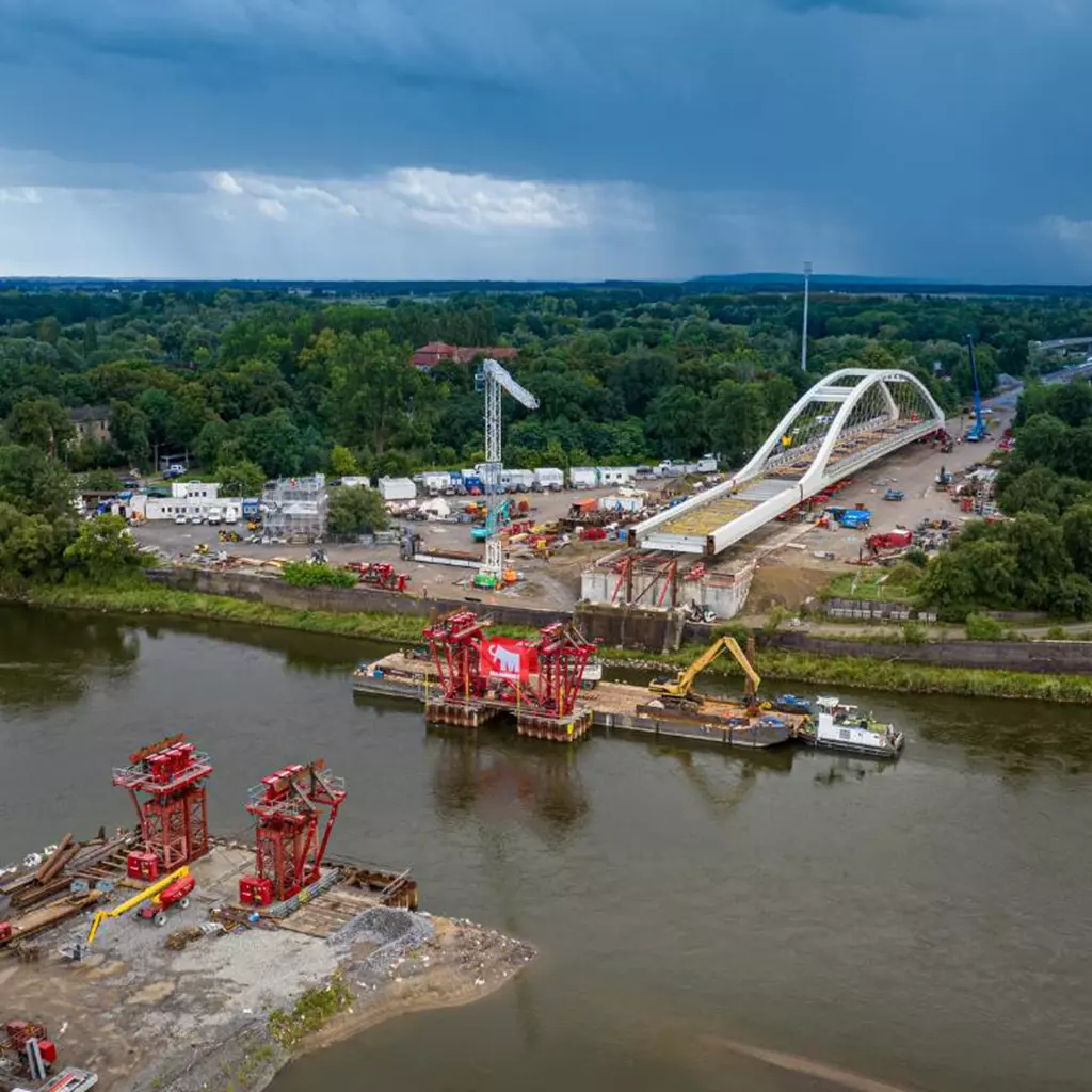 MAMMOET REPLACED SYMBOLIC RAILWAY BRIDGE WITH WORLD FIRST NETWORK ARCH MAMMOET REPLACED SYMBOLIC RAILWAY BRIDGE WITH WORLD FIRST NETWORK ARCH