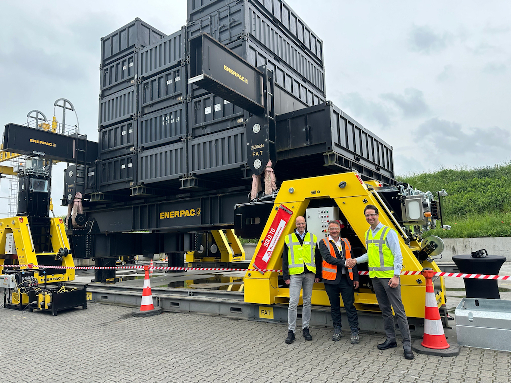 Photo 1 Enerpac Schmidbauer Experience day hengelo handshake low res