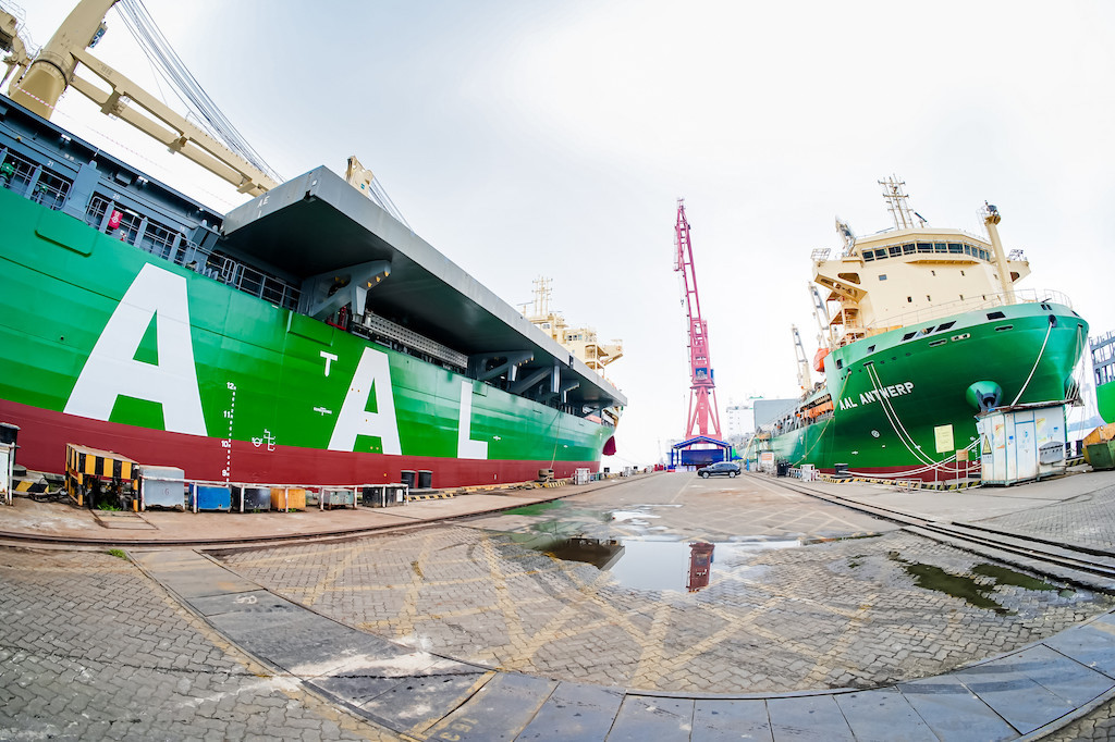 The AAL Antwerp alongside AAL Houston at the CSSC Huangpu Wenchong Shipyard in Guangzhou