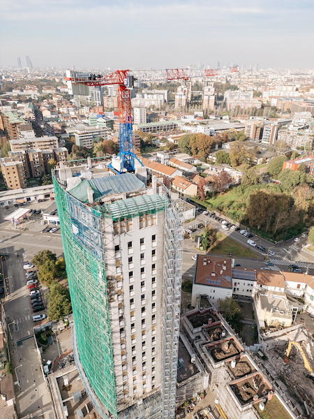 Support image Raimondi T147 flat top tower crane powers Milans latest restoration pro ject