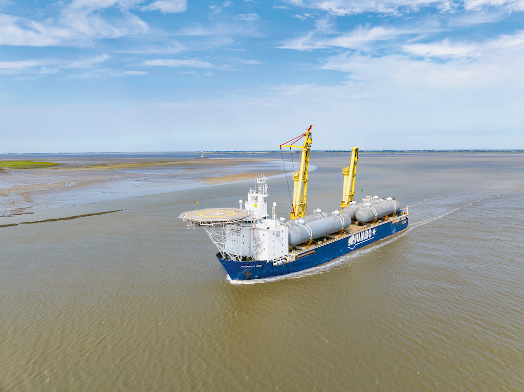 the heavy lift crane vessel jumbo fairplayer on its voyage to antwerp port