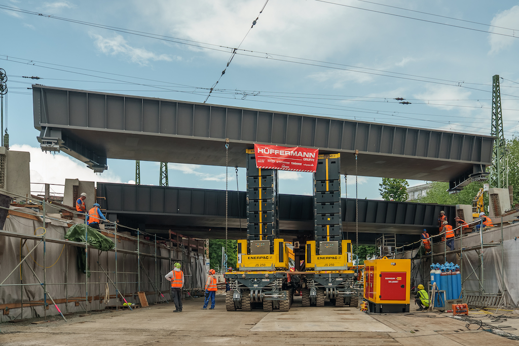 Cometto SPMT Bridge action right in the heart of Hamburg 2