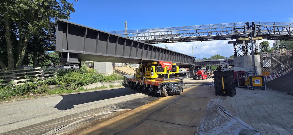 Cometto SPMT Bridge action right in the heart of Hamburg 4