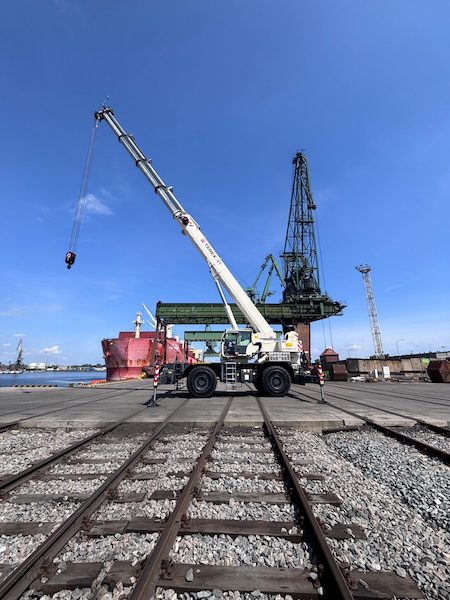 support image EWPA sells first Terex TRT90 to Bulk Cargo for Port Szczecin operations 1536x2048 1