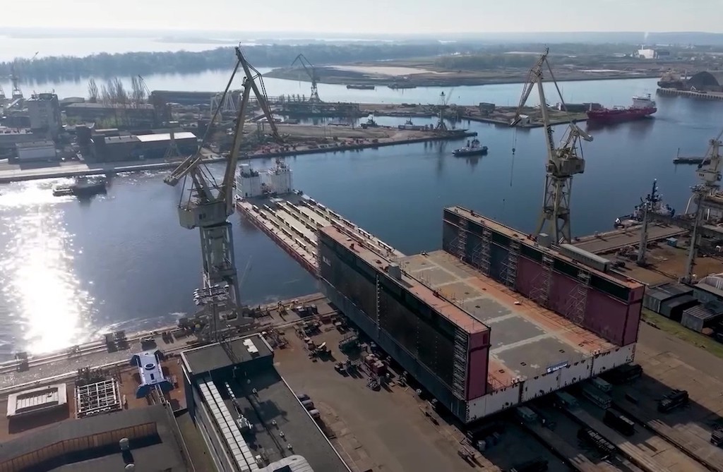 83003 Load Out of Floating Dock Sections in Szczecin