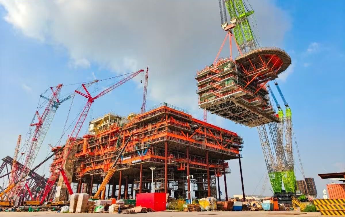 Zoomlion ZCC89000 Lifts 1,244t Offshore Living Quarters Module
